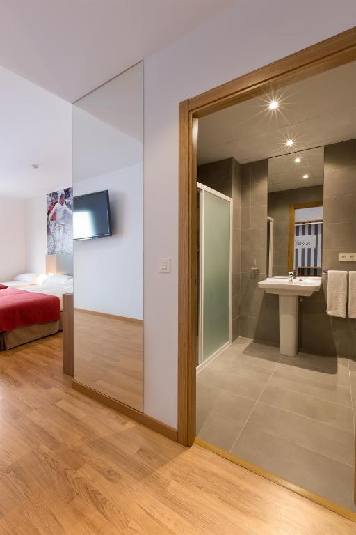 Postel nebo postele na pokoji v ubytování IRAIPE Pamplona Hostal Auto Check-in
