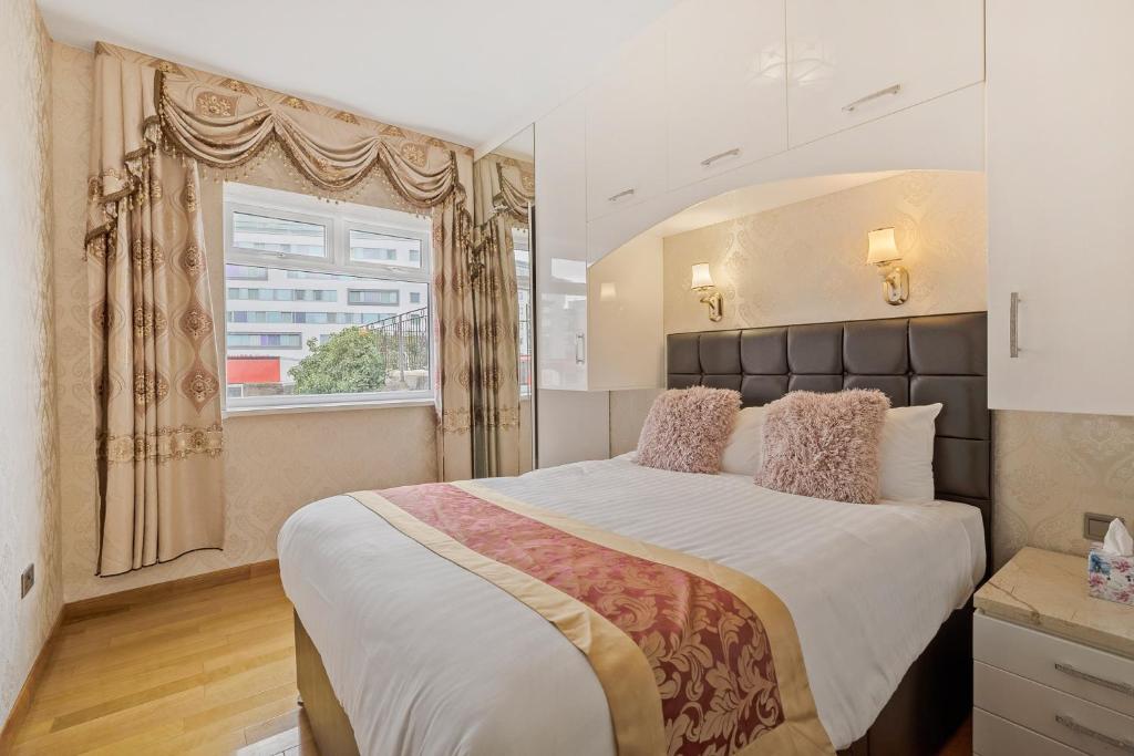a bedroom with a large bed and a window at Luxury Oceana Apartment, Central City Centre, Newly Refurbished in Plymouth