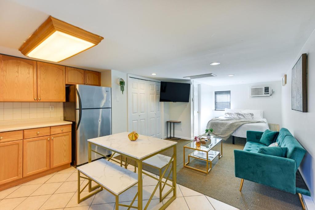 cocina y sala de estar con sofá y mesa en Long Island Studio Vacation Rental 4 Mi to Beach, 