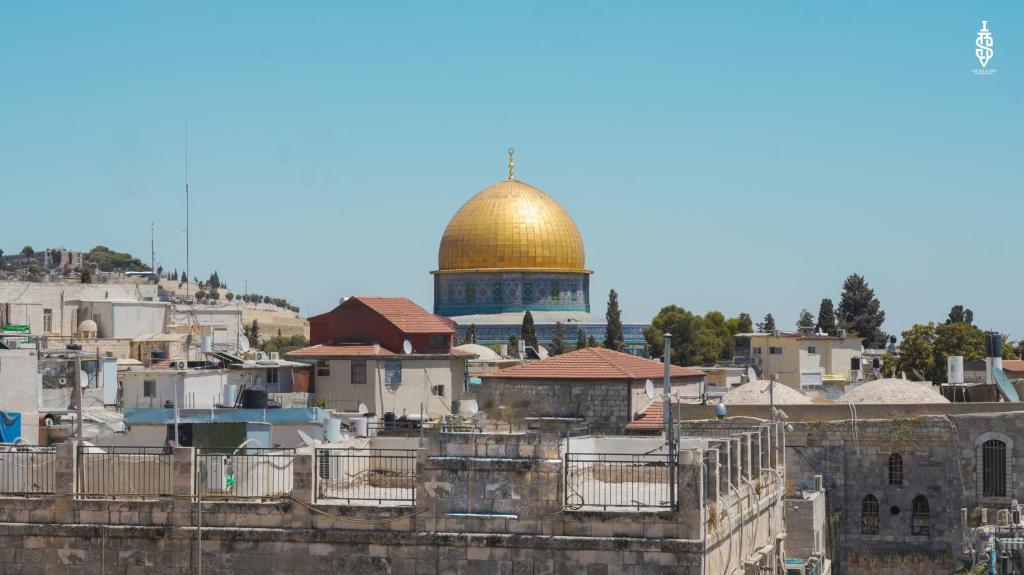 una vista sulla cupola della roccia nella città di Gerusalemme di Saladin Boutique Hotel a Gerusalemme