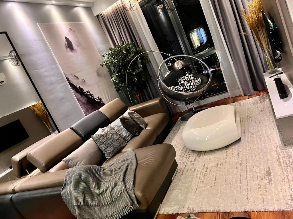 ein Wohnzimmer mit Sofa und Tisch in der Unterkunft Troika Avenue Kota Bharu by The Stay Homestay 2 in Kota Bharu