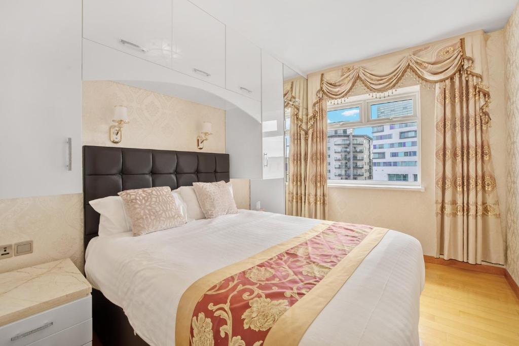 een slaapkamer met een groot bed en een raam bij Luxury Mayflower Apartment, Central City Centre, Newly Refurbished in Plymouth