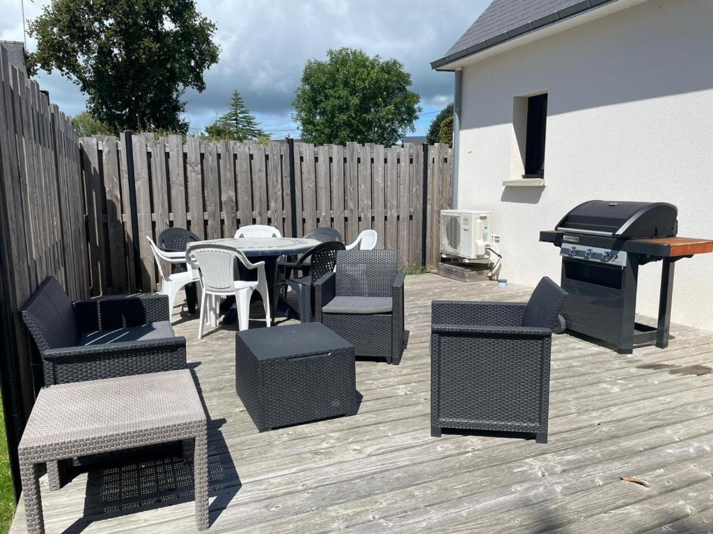 d'une terrasse avec un barbecue, des chaises et une table. dans l'établissement Maison étape, à Muzillac