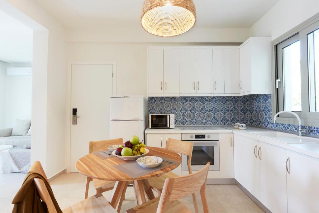 Kuchyň nebo kuchyňský kout v ubytování Skiathos Ammos Luxury Apartments