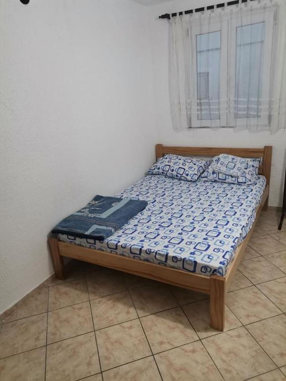 A bed or beds in a room at Apartmani Marijanović - Čanj