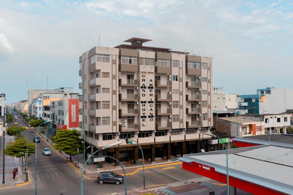 un edificio alto en una calle de la ciudad con una calle en Grand Hotel Americano, en Machala