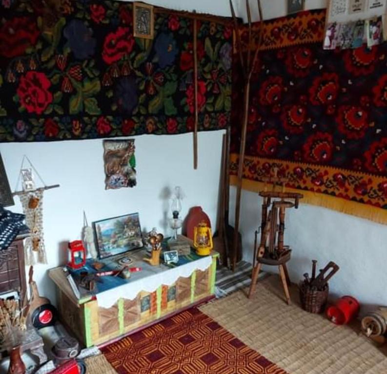 Cette chambre comprend une table avec des jouets. dans l'établissement Căsuța fa rai din ce ai, à Buzău