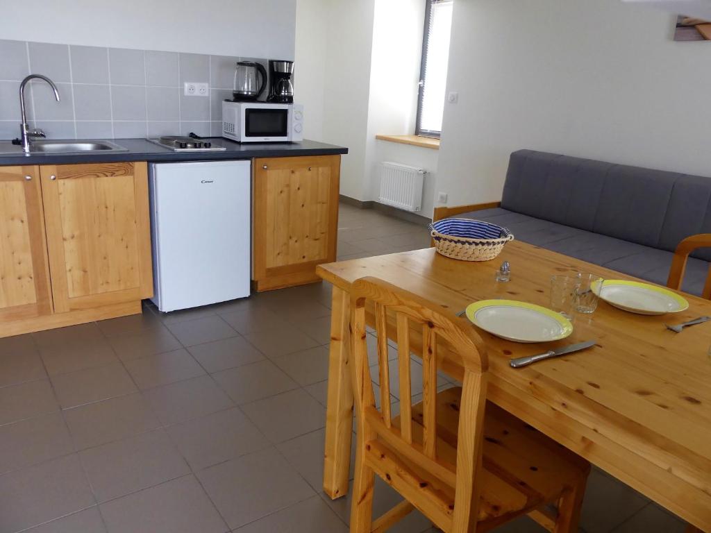 A kitchen or kitchenette at O Berges Sauvages