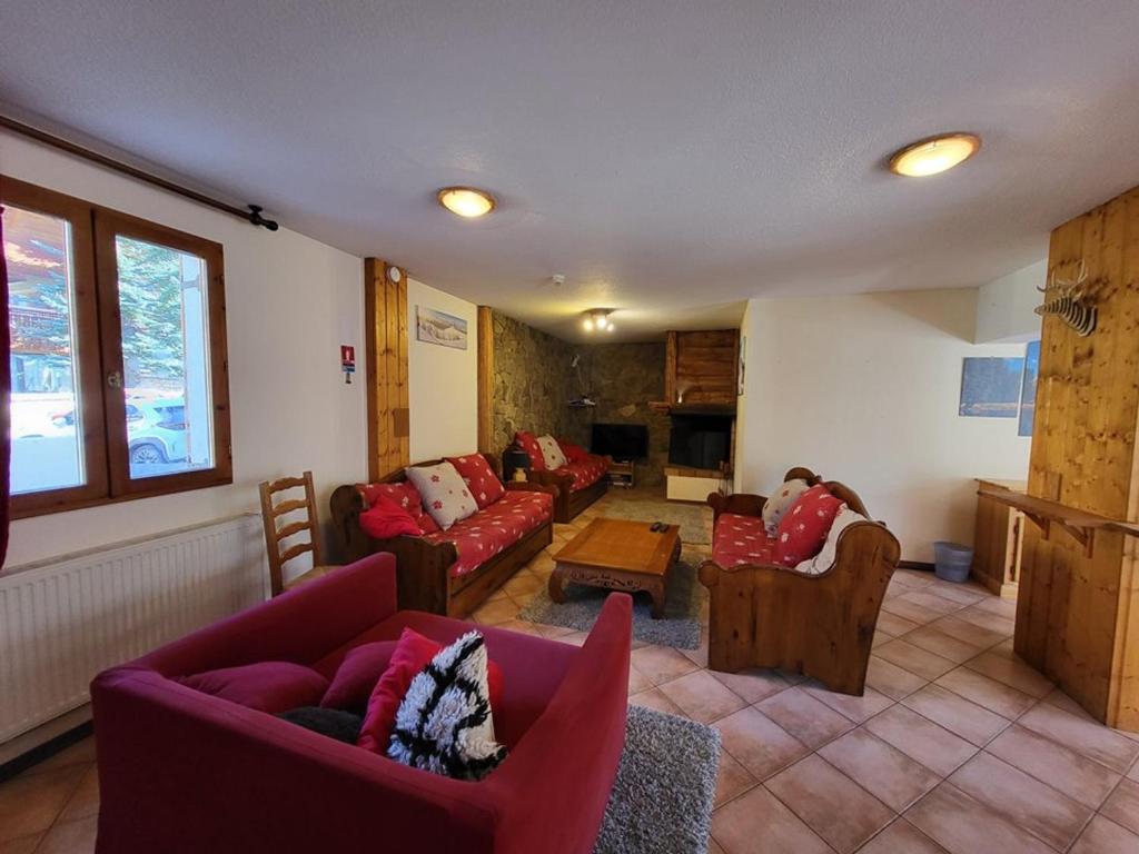 sala de estar con sofás, sillas y mesa en Chalet Montgenèvre, 7 pièces, 18 personnes - FR-1-266-184 en Montgenèvre
