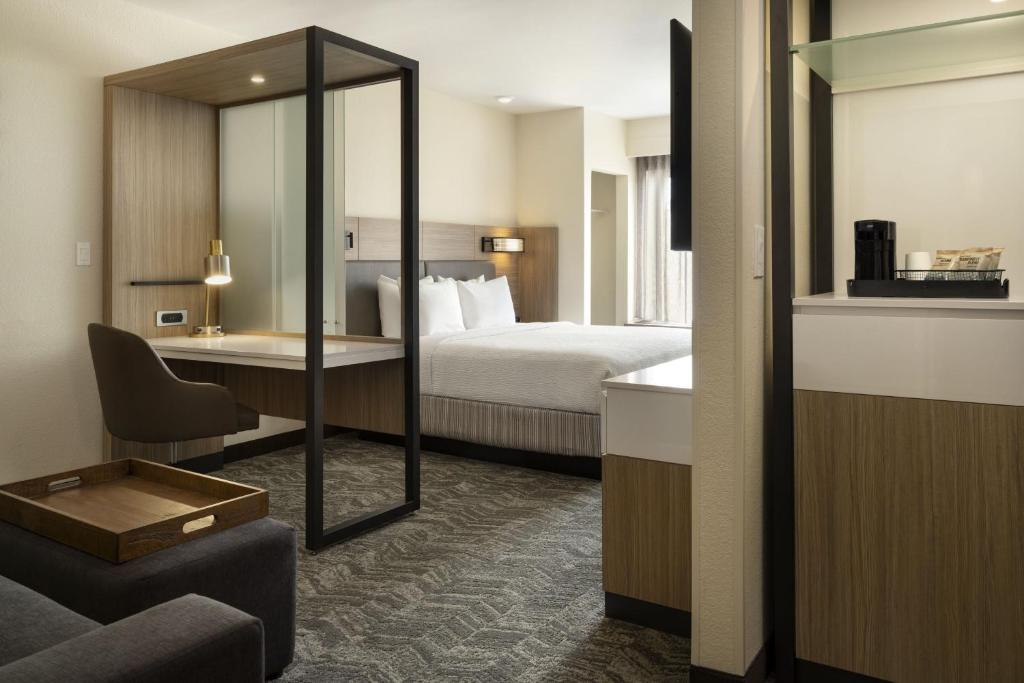Postel nebo postele na pokoji v ubytování SpringHill Suites Fort Worth University