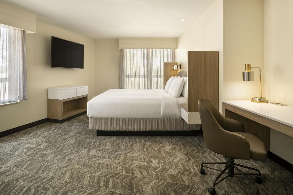 SpringHill Suites Fort Worth University - Suite King De Un Dormitorio Con Pelotón
