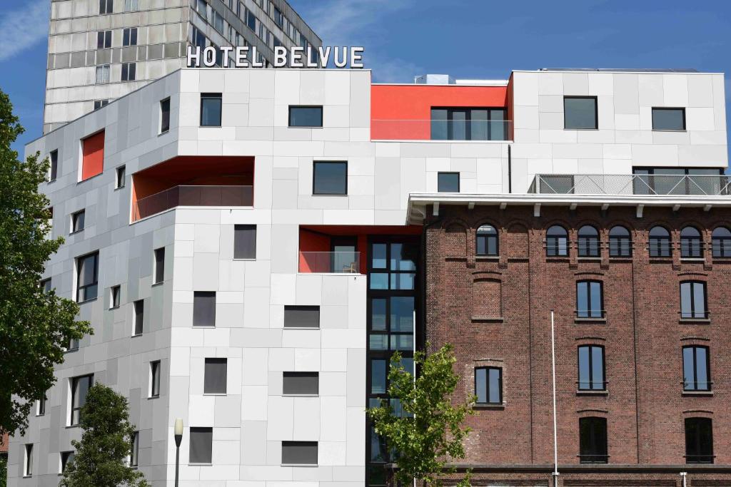 ブリュッセルにあるオテル ベルヴューの側面に看板がある建物