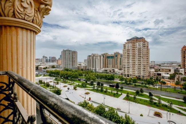 un balcón con vistas a una ciudad con edificios altos en Special VIP Mariott Apartment en Bakú