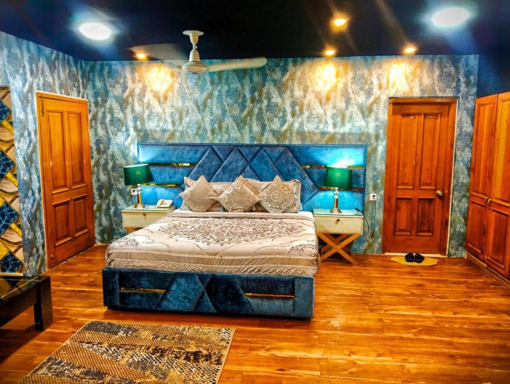 Royal Luxury Hotel Lahore - Family Room With Balcony