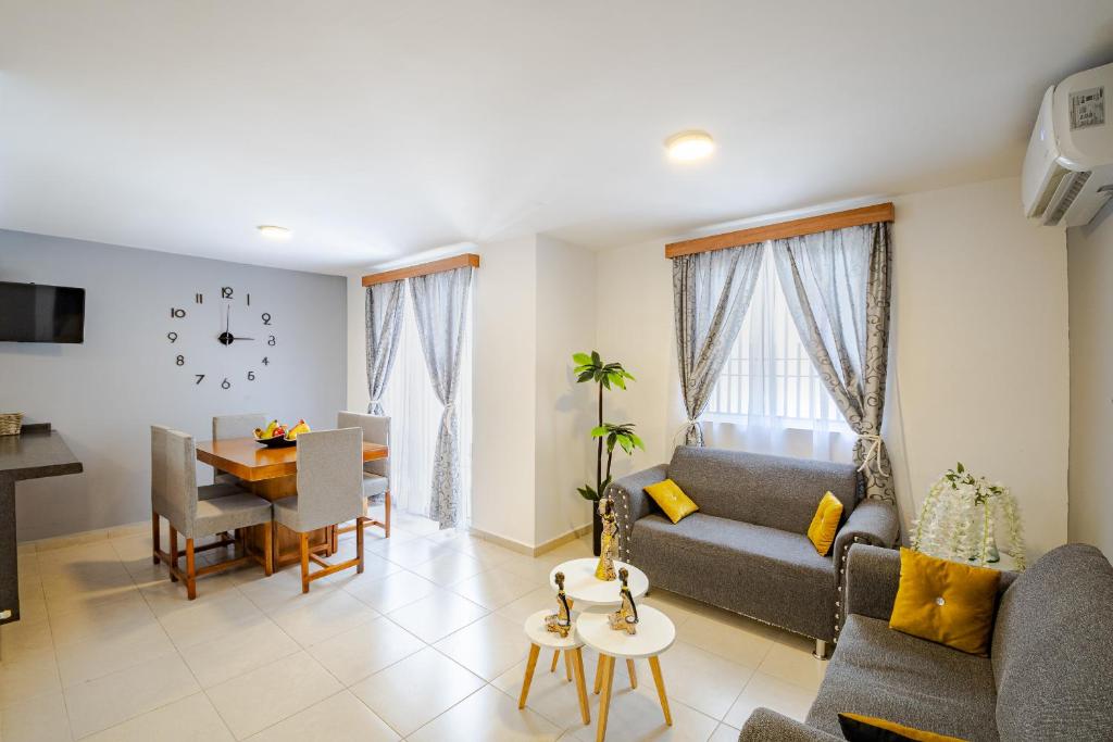 ein Wohnzimmer mit einem Sofa und einem Tisch in der Unterkunft Estrena casa a minutos del aeropuerto in Monterrey