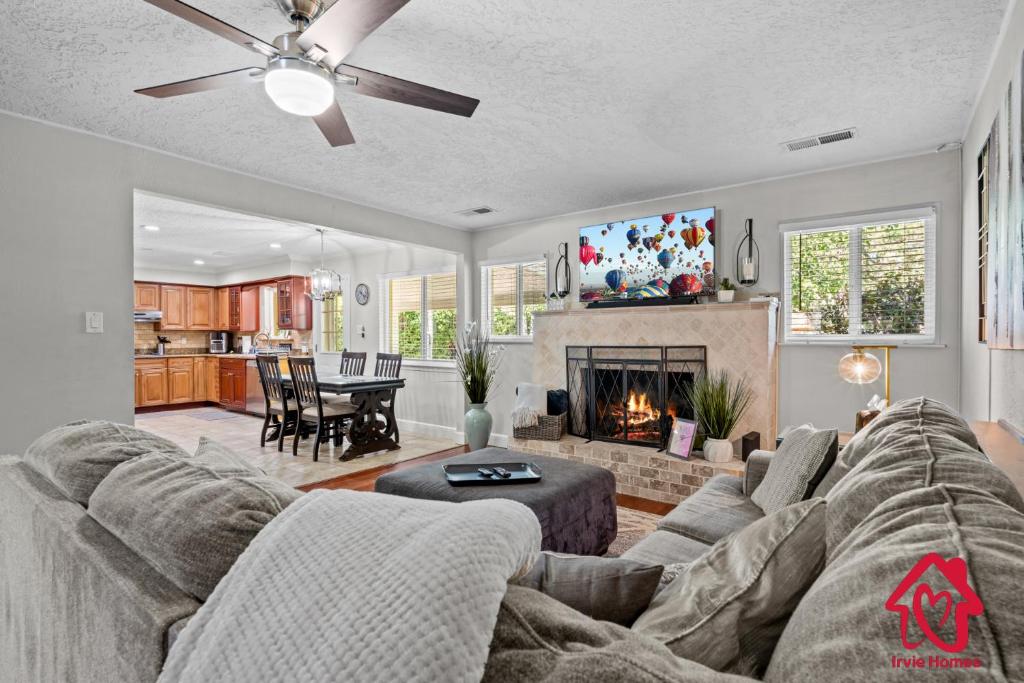 uma sala de estar com um sofá e uma lareira em San Gabriel Stunner - An Irvie Home em Albuquerque