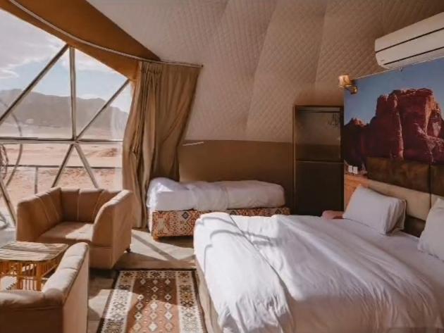 Ένα ή περισσότερα κρεβάτια σε δωμάτιο στο Wadi Rum Nova camp
