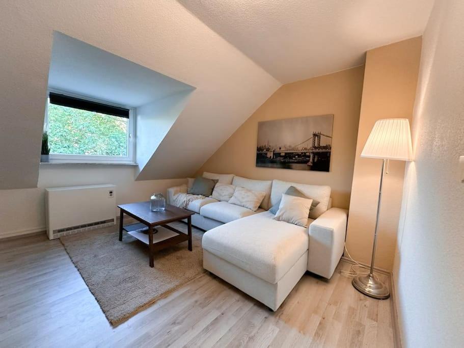 En sittgrupp på Zentrale Wohnung für 4 mit Bett und Schlafcouch