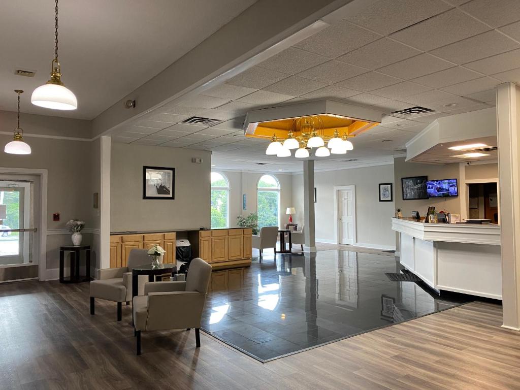 The lobby or reception area at Whalers Inn and Suites