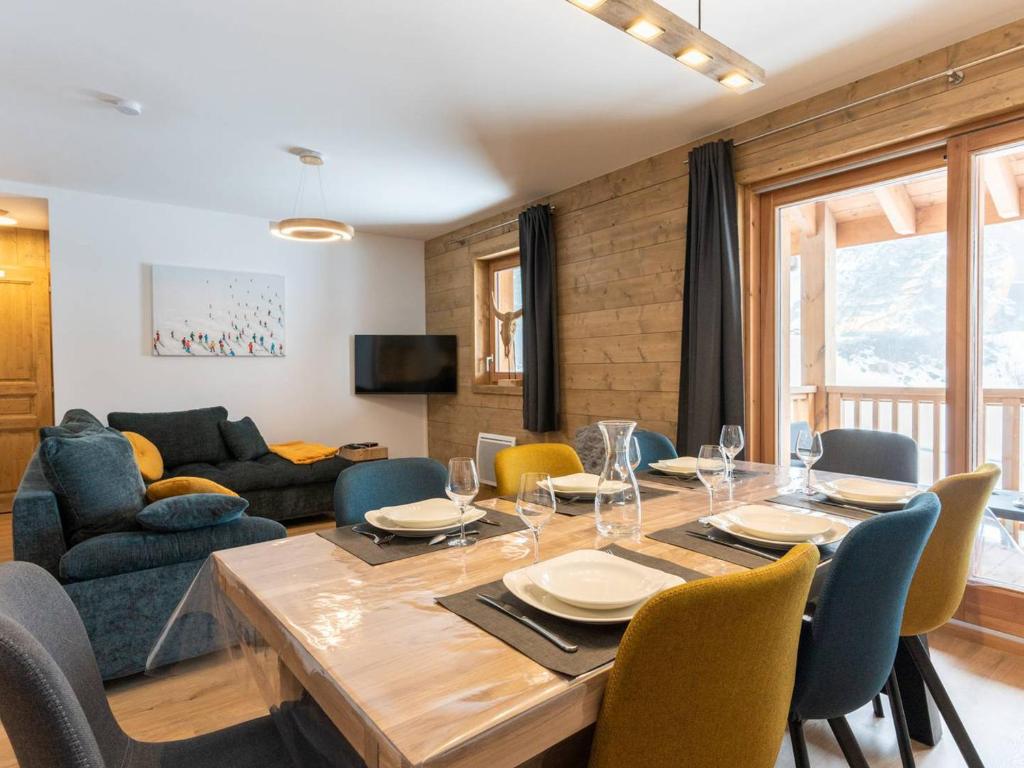 une salle à manger avec une table et des chaises dans l'établissement **Charmette: Duplex 4 Pièces, 8 Pers, 3 Ch, Parking Souterrain, Balcon** - FR-1-291-883, à Valmorel