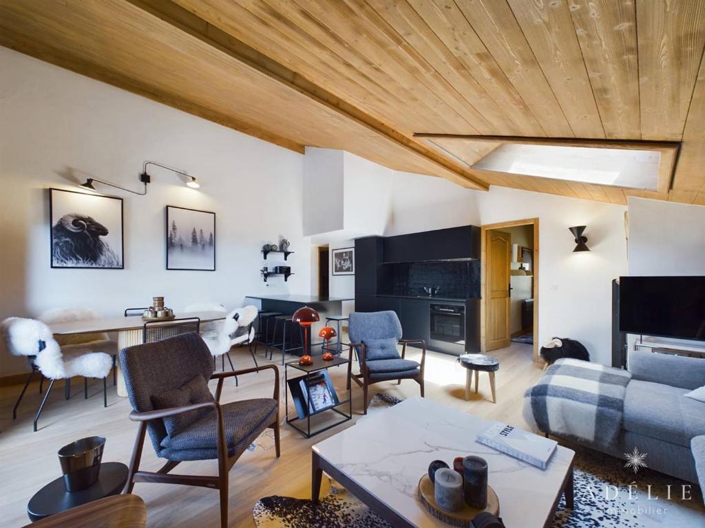un salon avec un canapé et une table dans l'établissement T4 duplex centre La Rosière, rénové, 8 pers, parking, wifi, proche pistes - FR-1-398-654, à Montvalezan