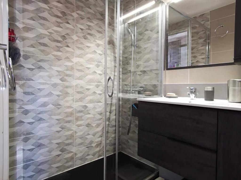 Kúpeľňa v ubytovaní Villa Climatisée avec Piscine, Parking Privé, Proche Plage - 6 Pers. - FR-1-607-151