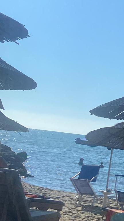 Seaside Calm - 1 Bedroom Flat Just 2 Minutes Walk from the Beach - Image 9