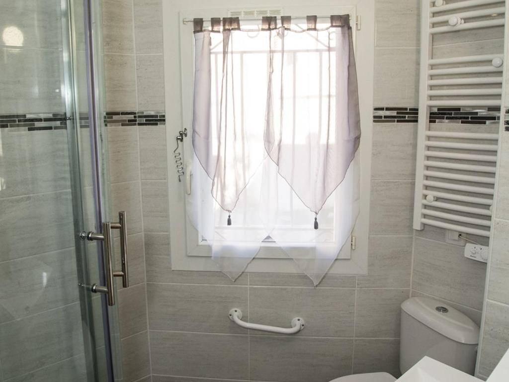 Kúpeľňa v ubytovaní Beau T2 avec Parking, Clim et Wifi - Balaruc-les-Bains - FR-1-553-186