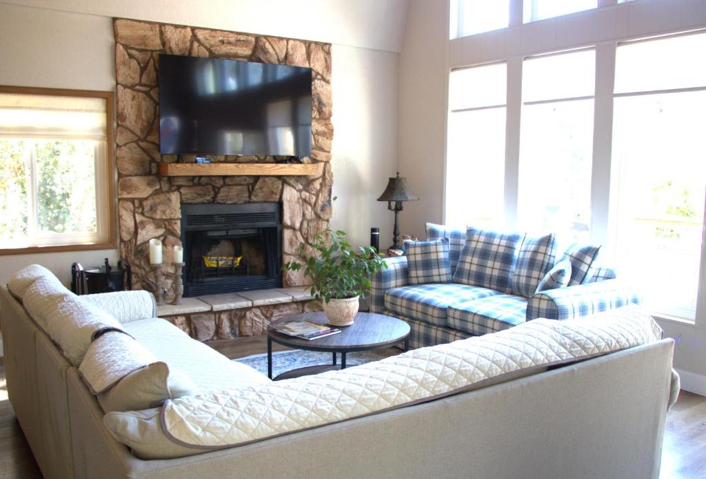a living room with a couch and a fireplace at Coastal Retreat Cambria 2 King 1 Queen Bed Fireplace Wi-Fi Free Parking in Cambria