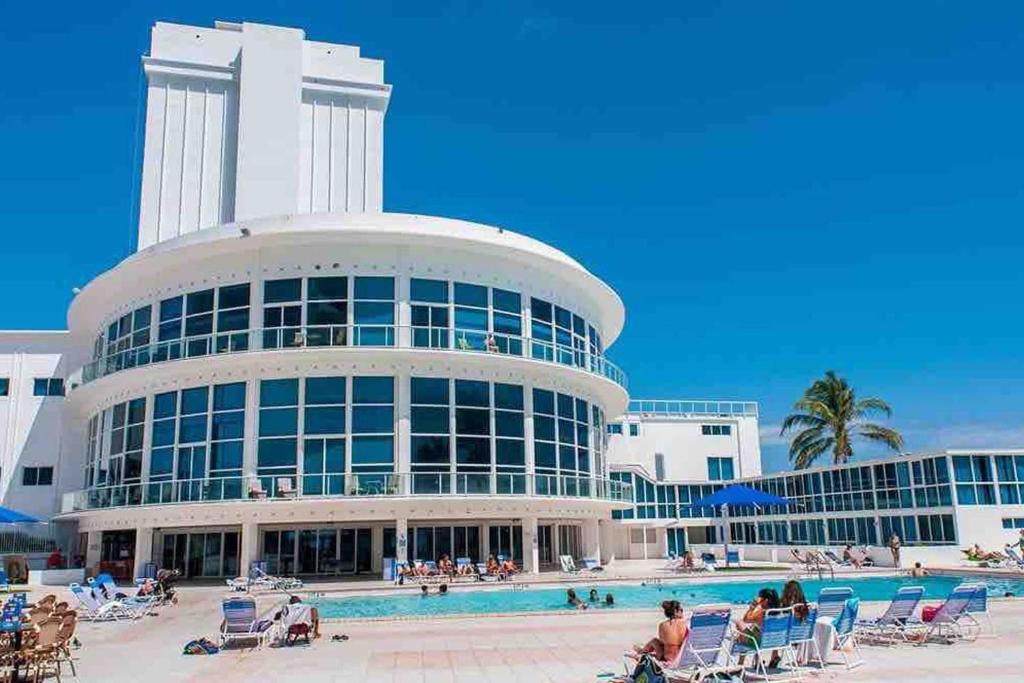 マイアミビーチにあるBeachfront Property Pool Gym Tennis Miami Beach!の前にプールがある大きな建物