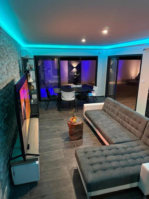 Posezení v ubytování Les Villas Jasmin Standing Piscine Chauffée Jacuzzi 5 Ch 14 Pers