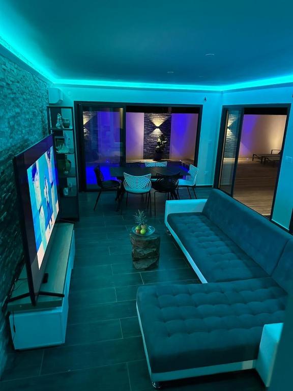 TV a/nebo společenská místnost v ubytování Les Villas Jasmin Standing Piscine Chauffée Jacuzzi 5 Ch 14 Pers