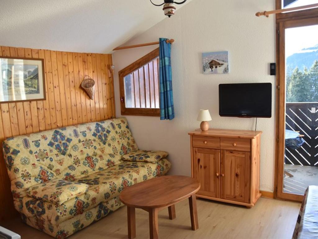 a living room with a couch and a tv at Appartement Crest-Voland, 2 pièces, 4 personnes - FR-1-733-99 in Crest-Voland
