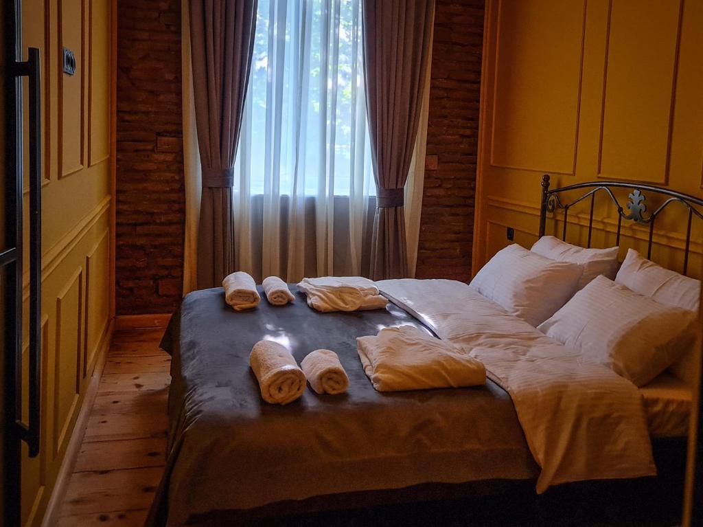 Кровать или кровати в номере Top Floor Apartment+Balcony in sololaki / Room 25