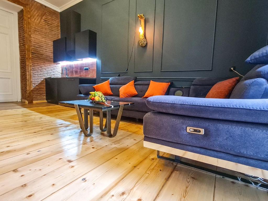 Гостиная зона в Top Floor Apartment+Balcony in sololaki / Room 25