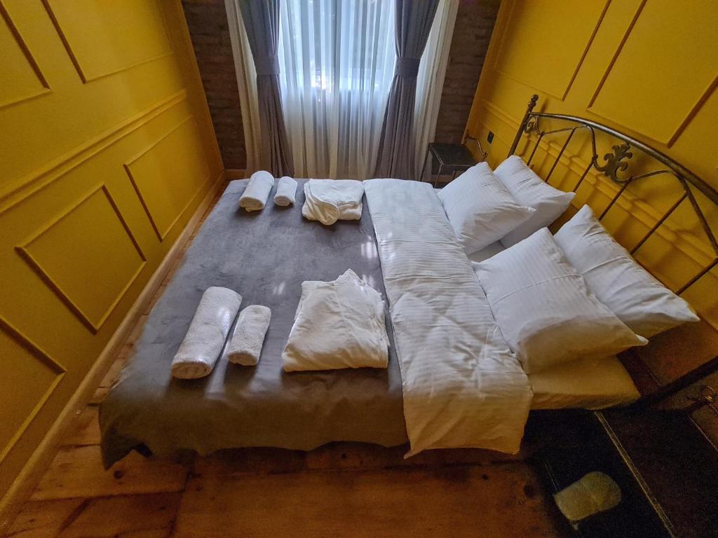 Кровать или кровати в номере Top Floor Apartment+Balcony in sololaki / Room 25