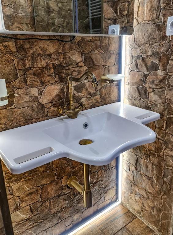 Ванная комната в Top Floor Apartment+Balcony in sololaki / Room 25