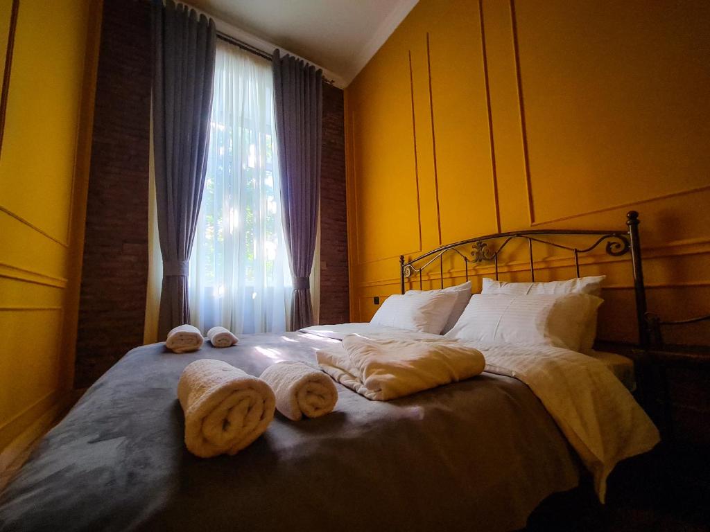 Кровать или кровати в номере Top Floor Apartment+Balcony in sololaki / Room 25