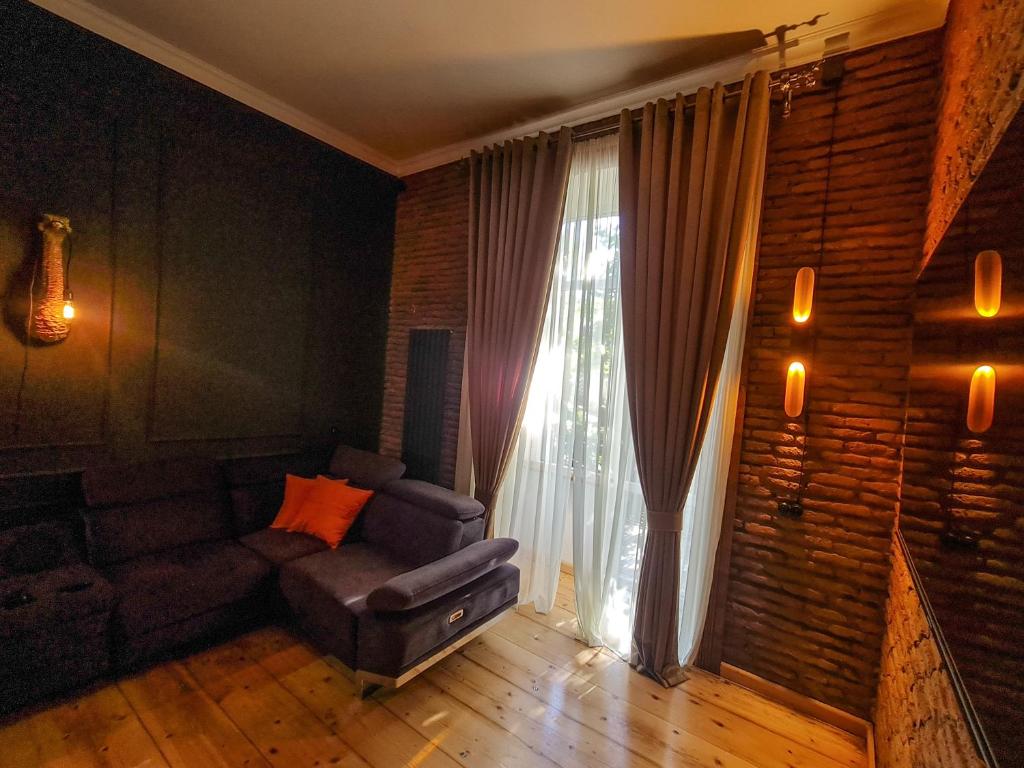Гостиная зона в Top Floor Apartment+Balcony in sololaki / Room 25