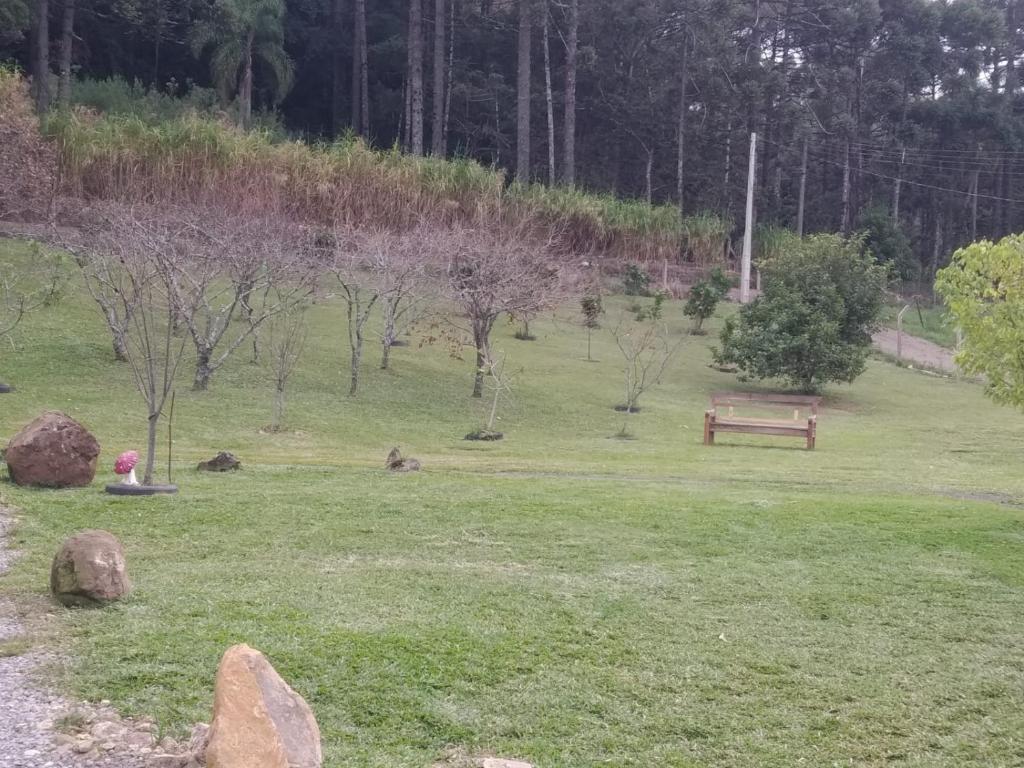 Foto Gramados asuva majutusasutuse Encosta Dos Pinheiros galeriist