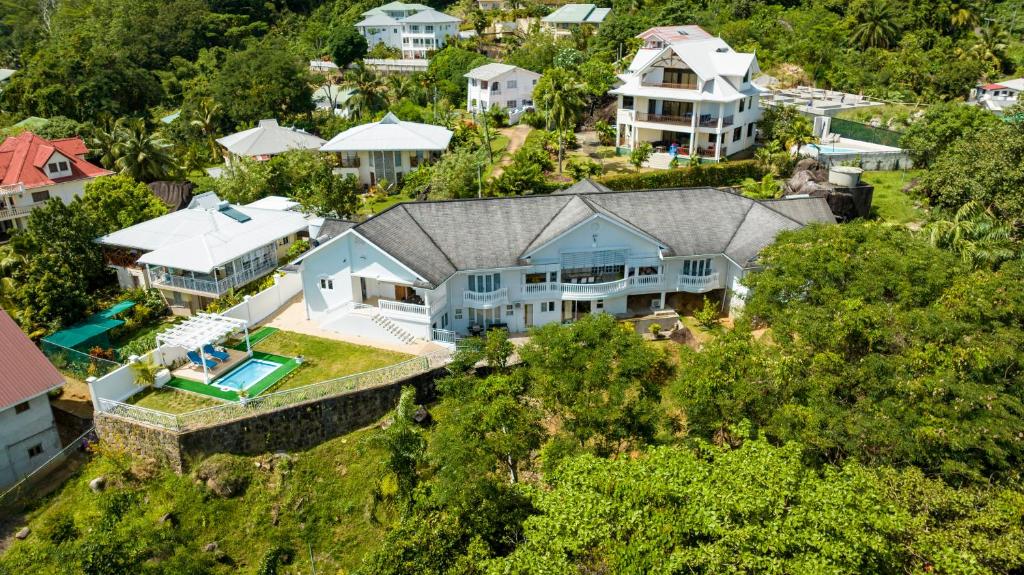 博瓦隆的住宿－Luxurious 2-Bed Villa in Bel Ombre Mahe Seychelles，享有大房子空中美景,设有庭院