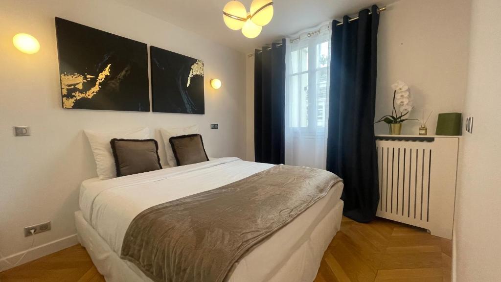 Llit o llits en una habitació de CHANEL Avenue Montaigne & Elysées 4 Guests