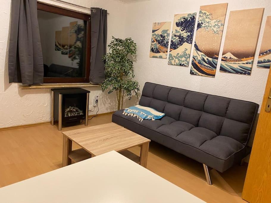 sala de estar con sofá y mesa en Märchenhafte FeWo White auf dem Berg im Sauerland, en Werdohl