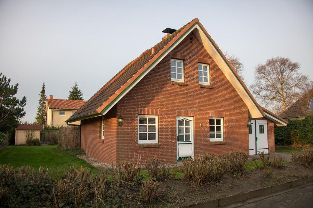 une maison en briques rouges avec un toit en gambrel dans l'établissement Ostseezauber, à Schönberger Strand