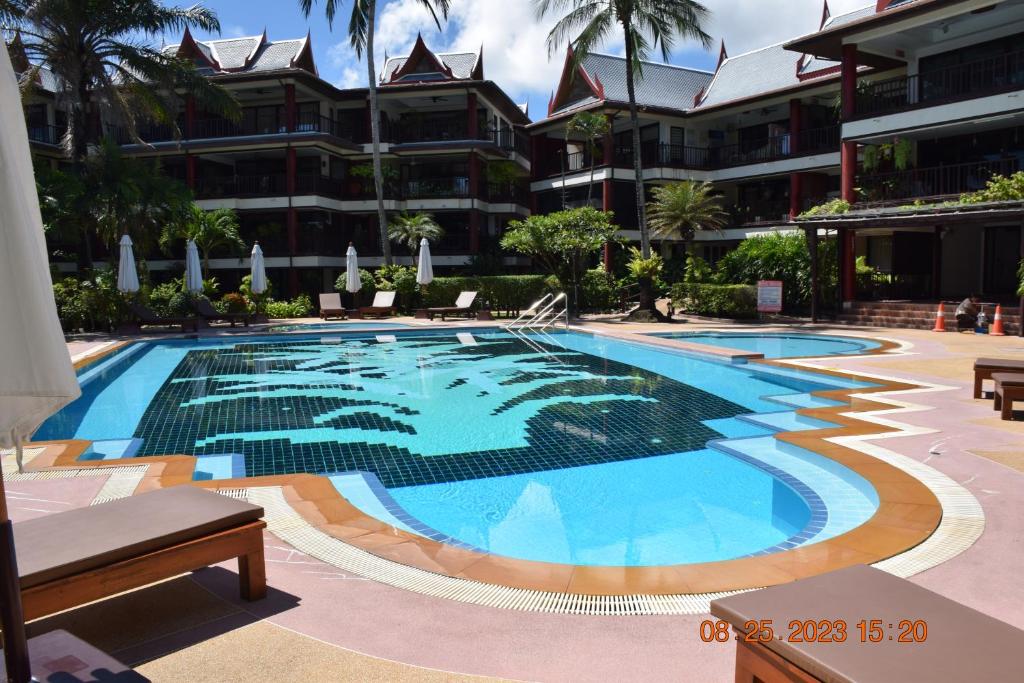 una gran piscina frente a un edificio en Kalim Residence, en Patong Beach
