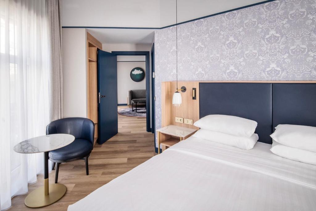 Postel nebo postele na pokoji v ubytování Brussels Marriott Hotel Grand Place