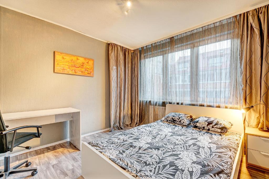 Postel nebo postele na pokoji v ubytování Private rooms with balcony next to station