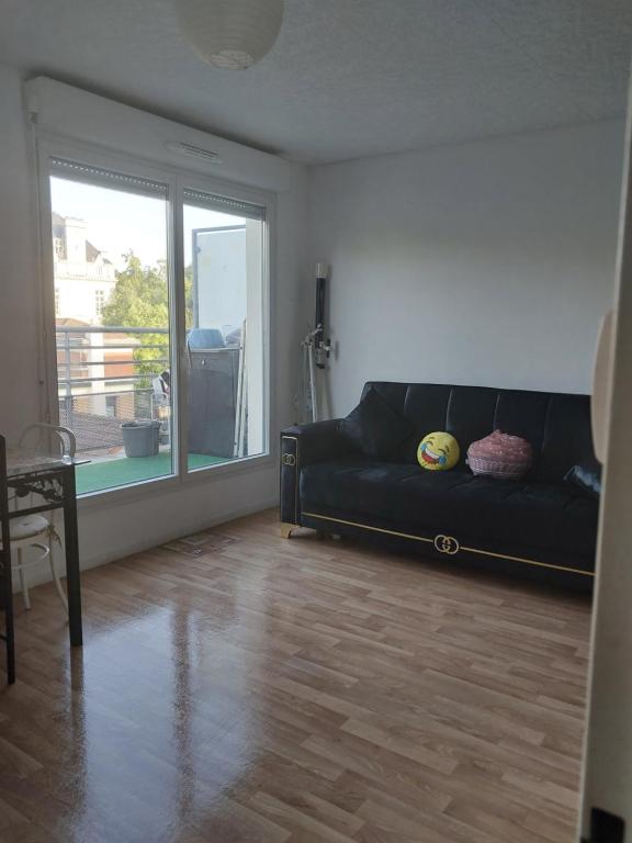 Afbeelding uit fotogalerij van DANA S HOME in La Courneuve