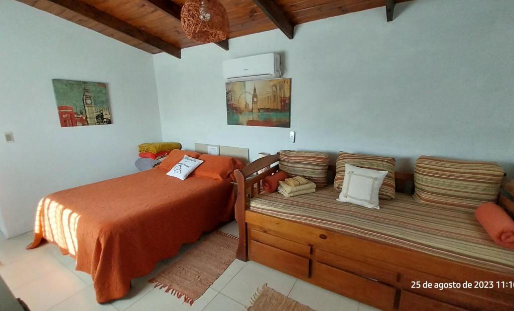 1 dormitorio con 1 cama y 1 sofá en Descanso al Paso Chuy, en Chuy
