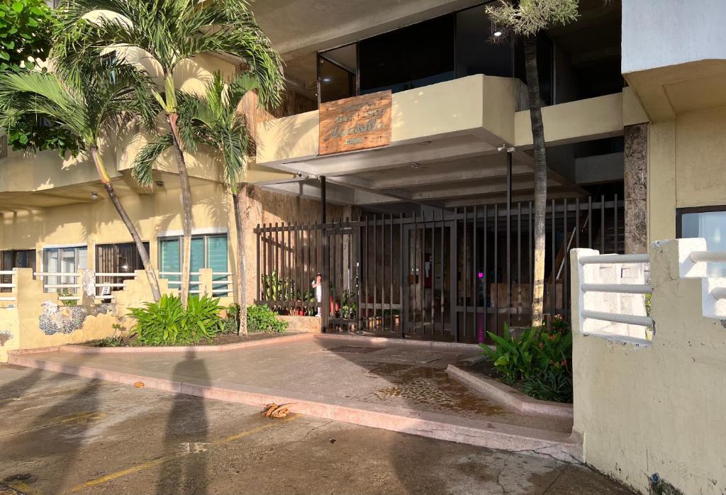 un edificio con una puerta delante de un edificio en Maja Hospedaje Apartamento con aire frente al Mar, en Cartagena de Indias
